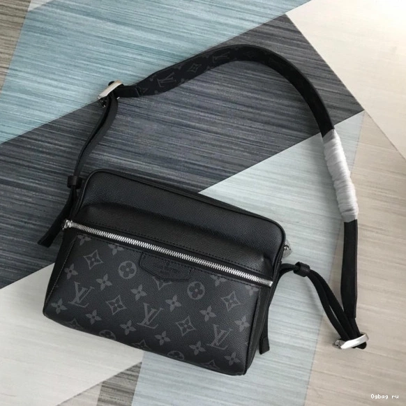 VUITTON LOUIS OUTDOOR MESSENGER 0813